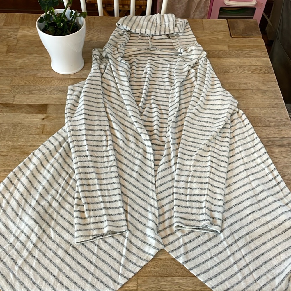 VEVERET Cardigan with Hood (M)